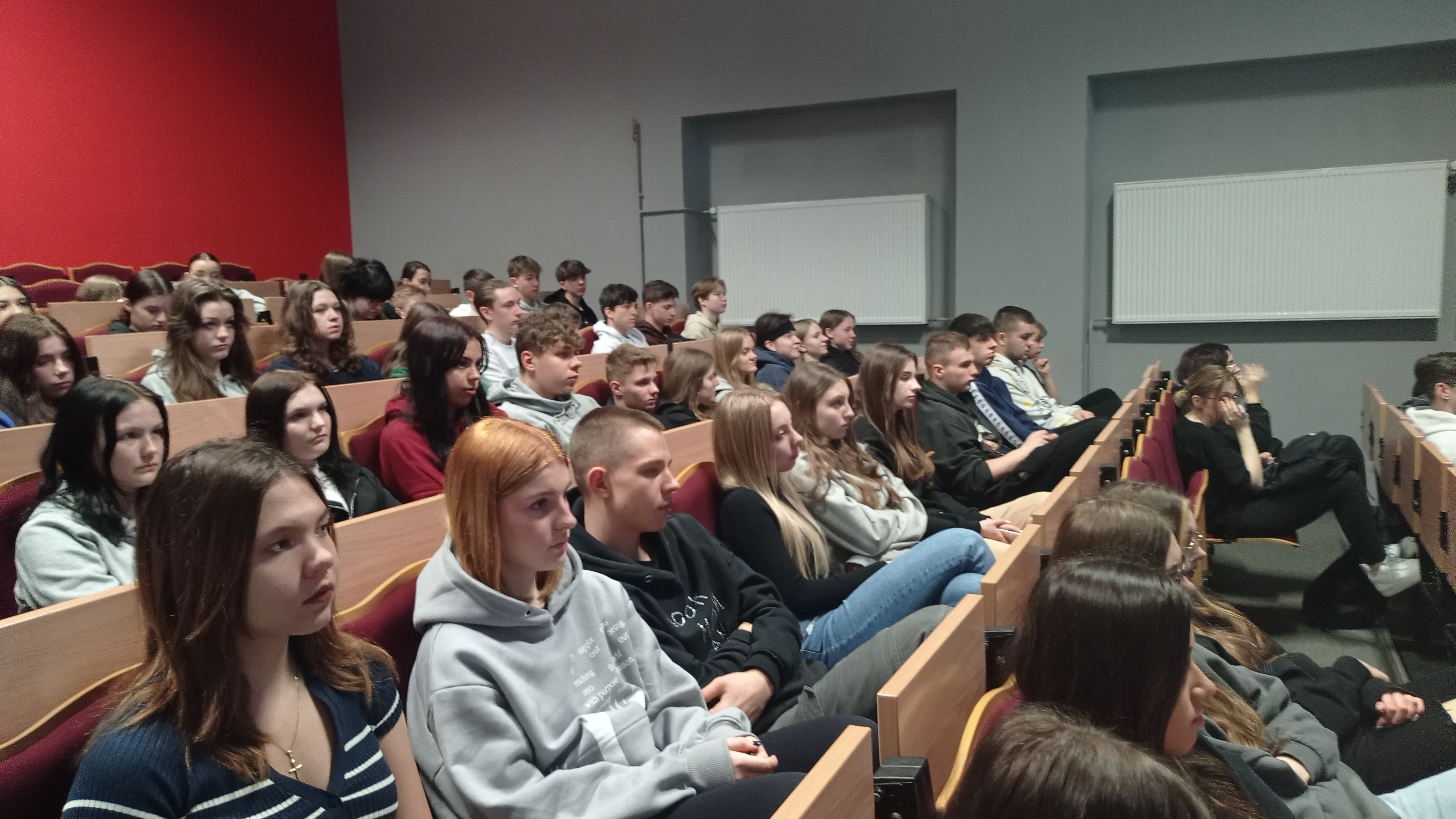 Licealiści na wykładzie z prawa cywilnego