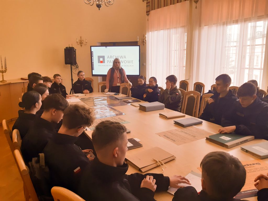 Klasa Ia LO na warsztatach archiwalnych w Archiwum Państwowym w Siedlcach